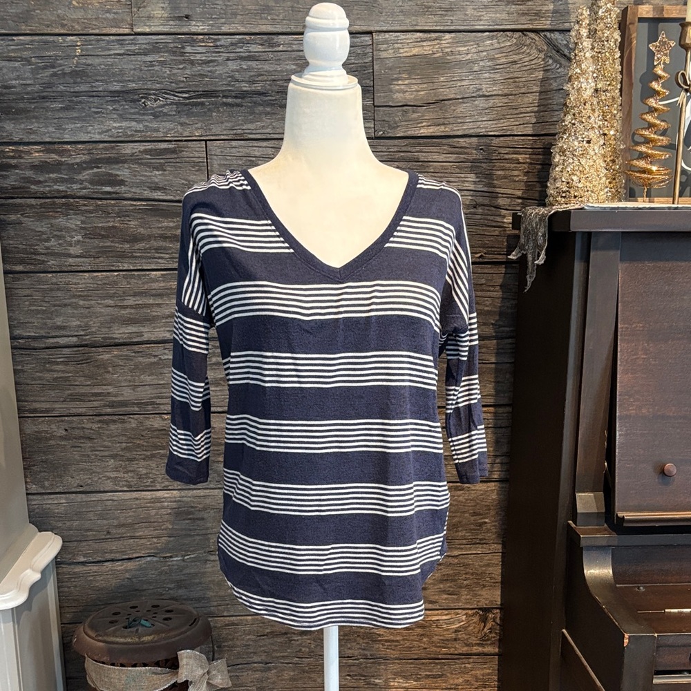 Market & Spruce Navy and White Striped V-Neck 3/4 Sleeve Top
